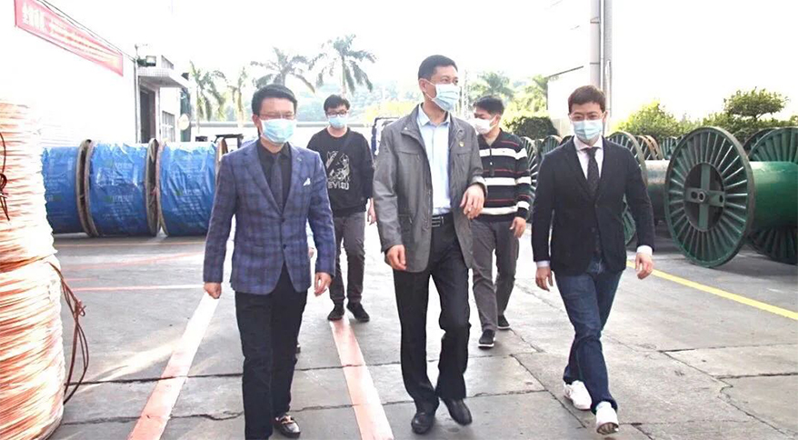  东莞市凤岗镇镇长宁康一行到拉斯维加斯9888电缆视察指导复工复产事情